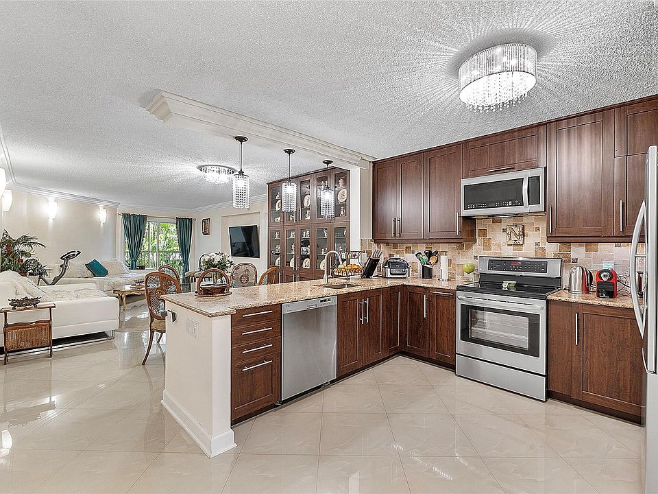 1st image of 961 SE 20th Avenue #202