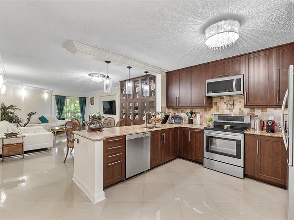 961 SE 20th Avenue #202, Deerfield Beach, FL 33441