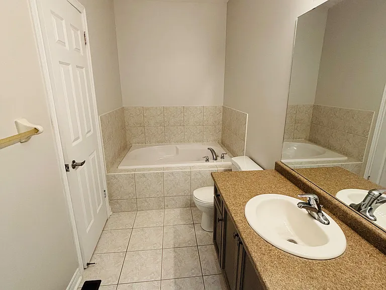 676 Baldwin Cres — Photo 14