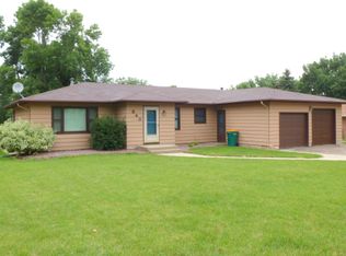 840 6th St, Windom, MN 56101