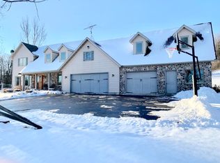 7627 Pond View Ln, West Bend, WI 53090