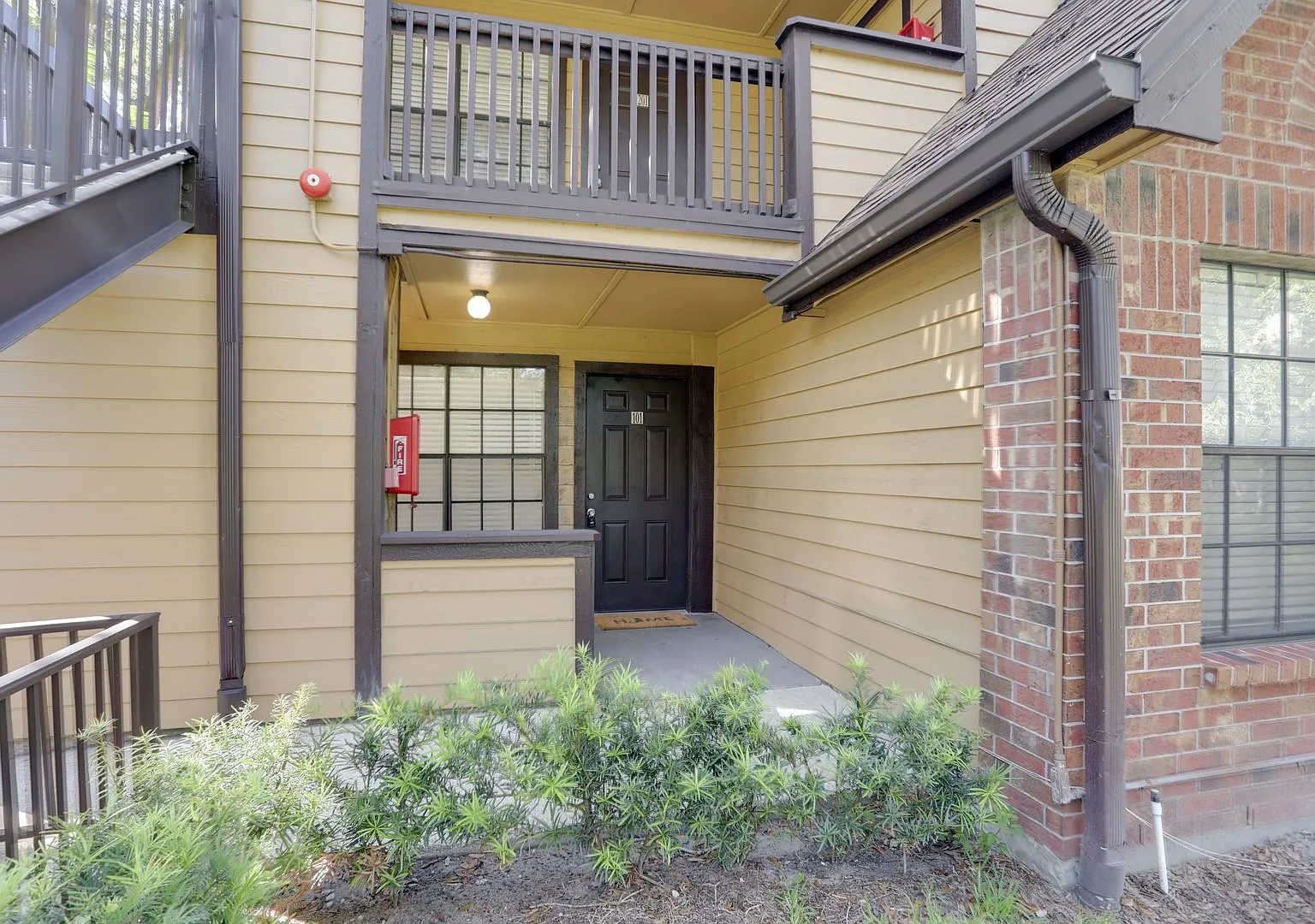 385 Woodside Dr. #101 — Photo 2