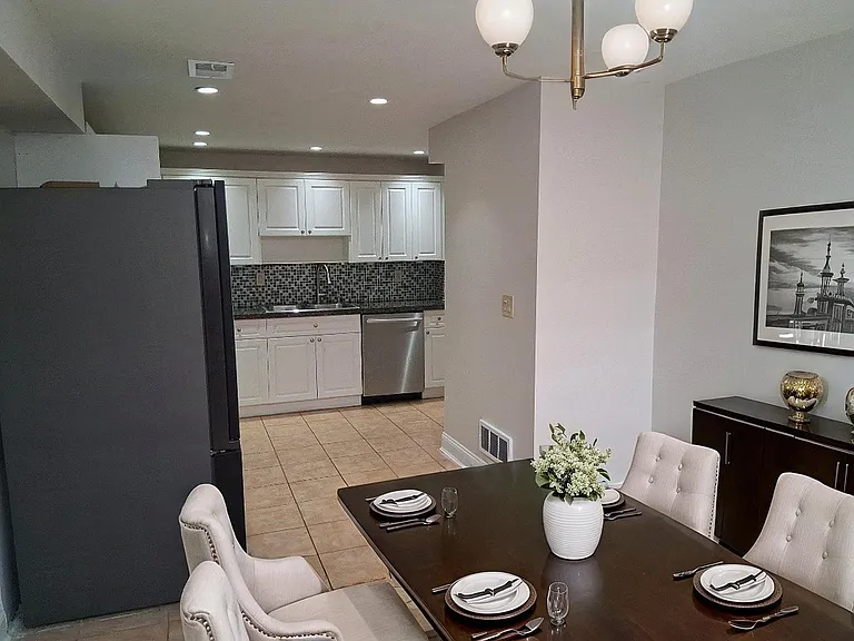 2126 Gilbert Ave — Photo 5