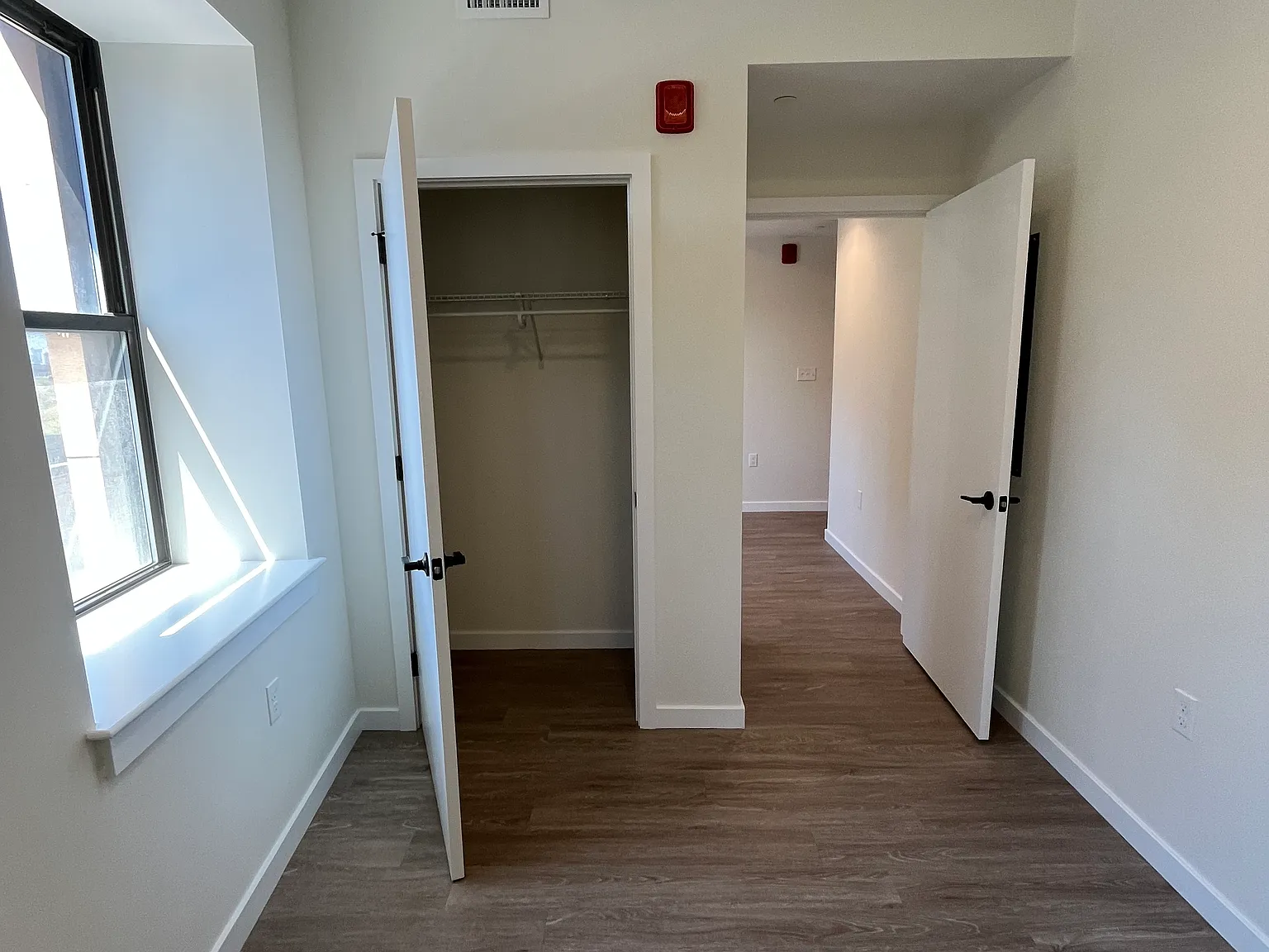 3 bed, 698 sqft, $5,150 — Photo 3