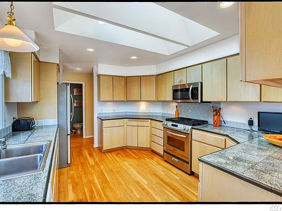 3rd image of 301 Snohomish Dr