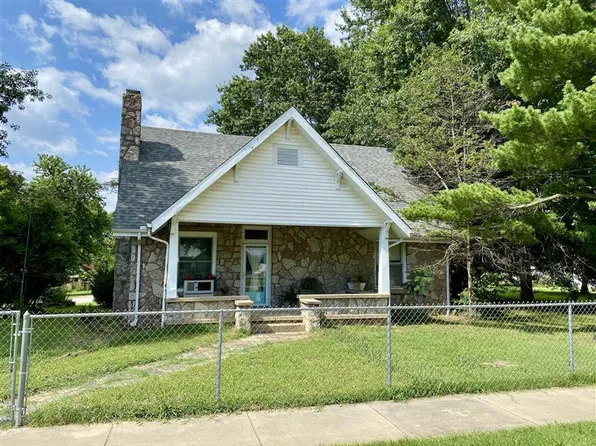 1304 E Main St, Green Forest, AR 72638