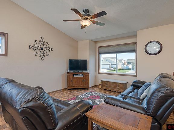 4th image of 212 Harbor Hill Dr