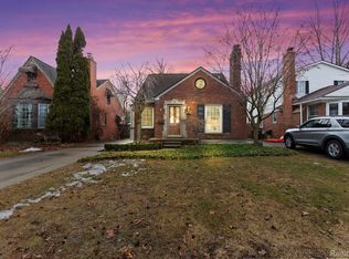 1395 Roslyn Rd, Grosse Pointe Woods, MI 48236