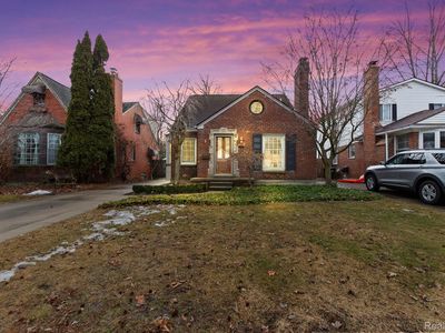 1395 Roslyn Rd, Grosse Pointe Woods, MI, 48236