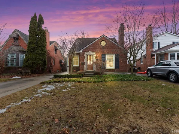 1395 Roslyn Rd, Grosse Pointe Woods, MI 48236