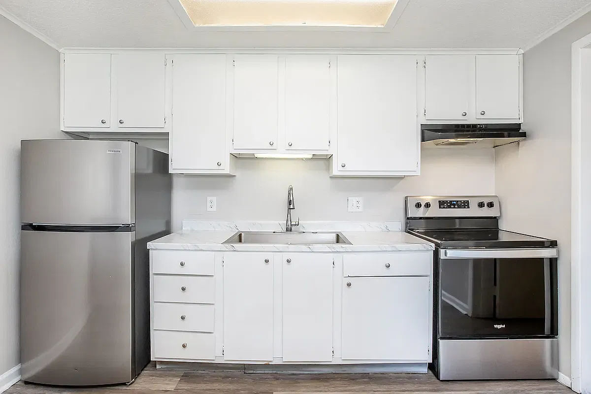 Lakeshore Apartments — Photo 3