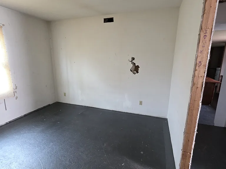 420 W State St — Photo 13