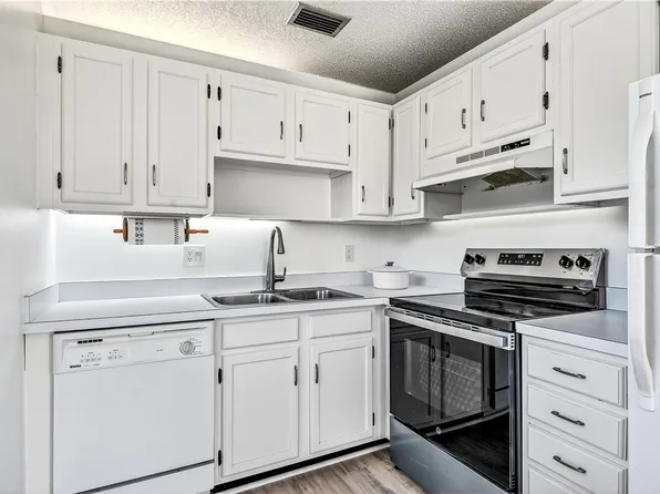 102 Royal Oak Dr APT 203, Vero Beach, FL 32962