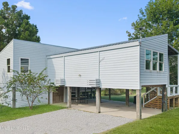 322 Tide St, Waveland, MS 39576
