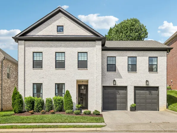 2033 Blackstone Dr, Hendersonville, TN 37075