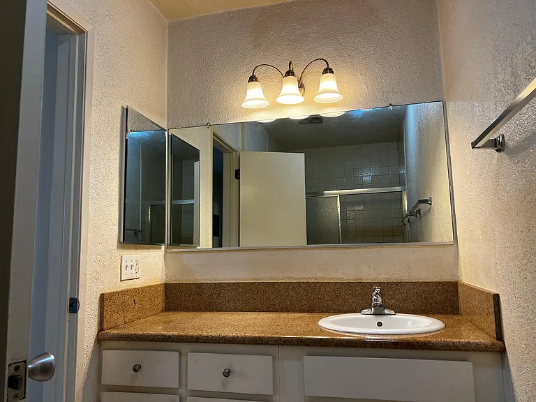 1730 Barry Ave — Photo 10