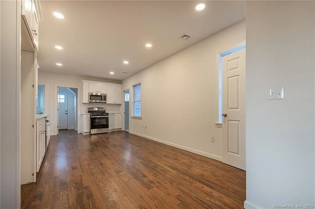 3 bed, 2.0 bath, 1728 sqft, $2,800 — Photo 2