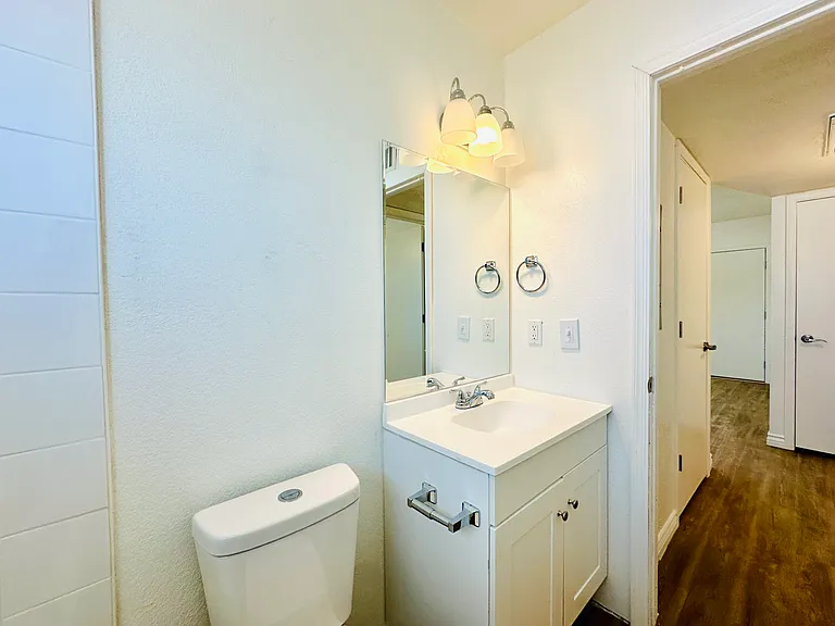 4424 Bellevue Newly Renovated Apartments with All Appliances Included! — Photo 43