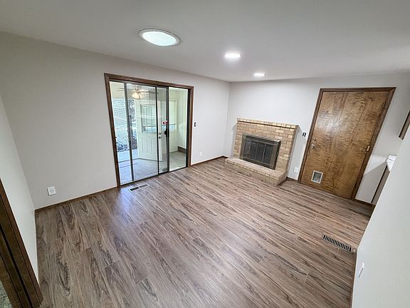 4th image of 2525 Crestview Dr S