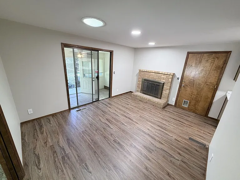 2525 Crestview Dr S — Photo 4