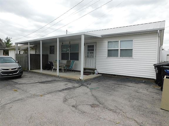 Covered porch on outbuilding rental unit
