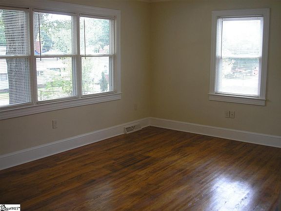 4th image of 105 Earnshaw Ave