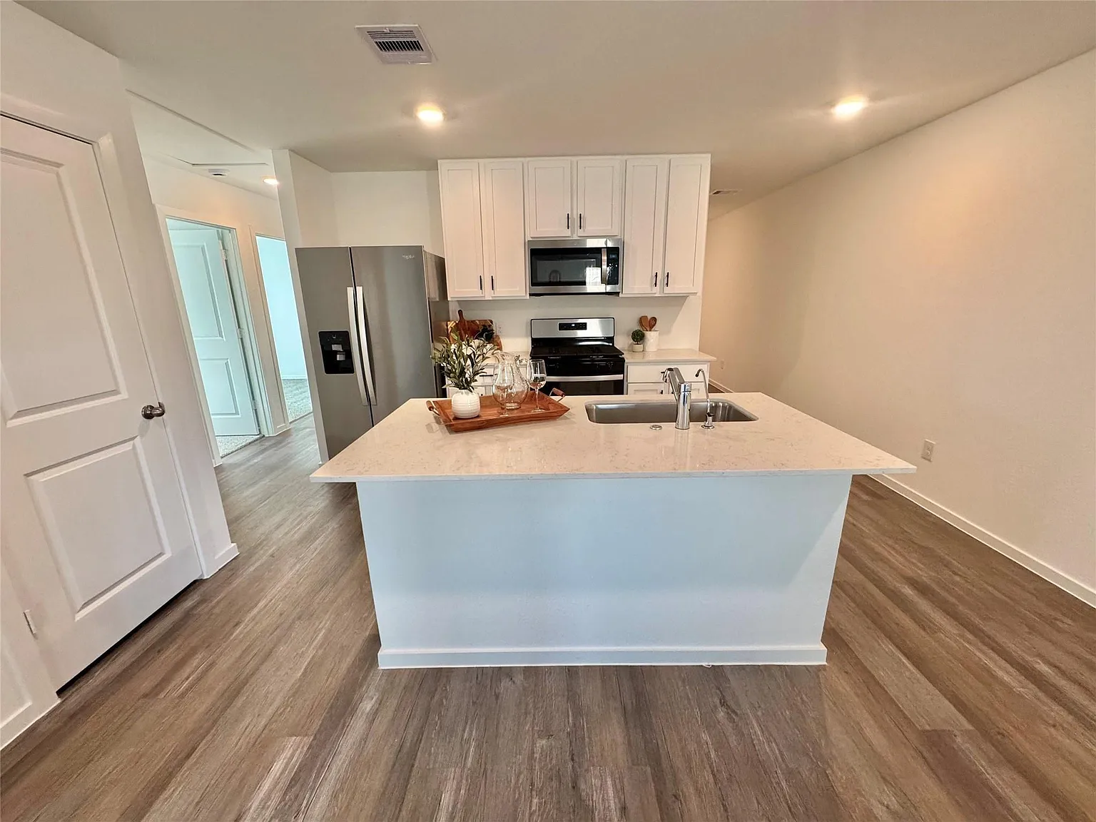 4 bed, 2.0 bath, 1573 sqft, $1,950 — Photo 3