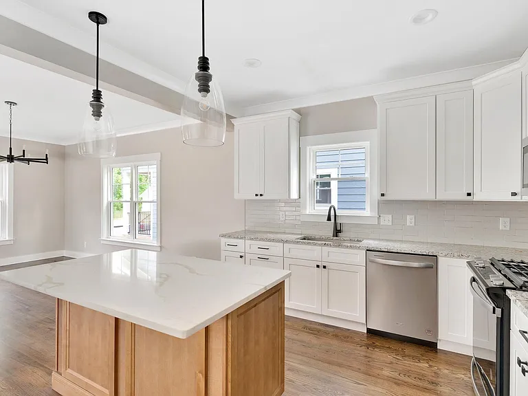 1323 Thomas Ave — Photo 2