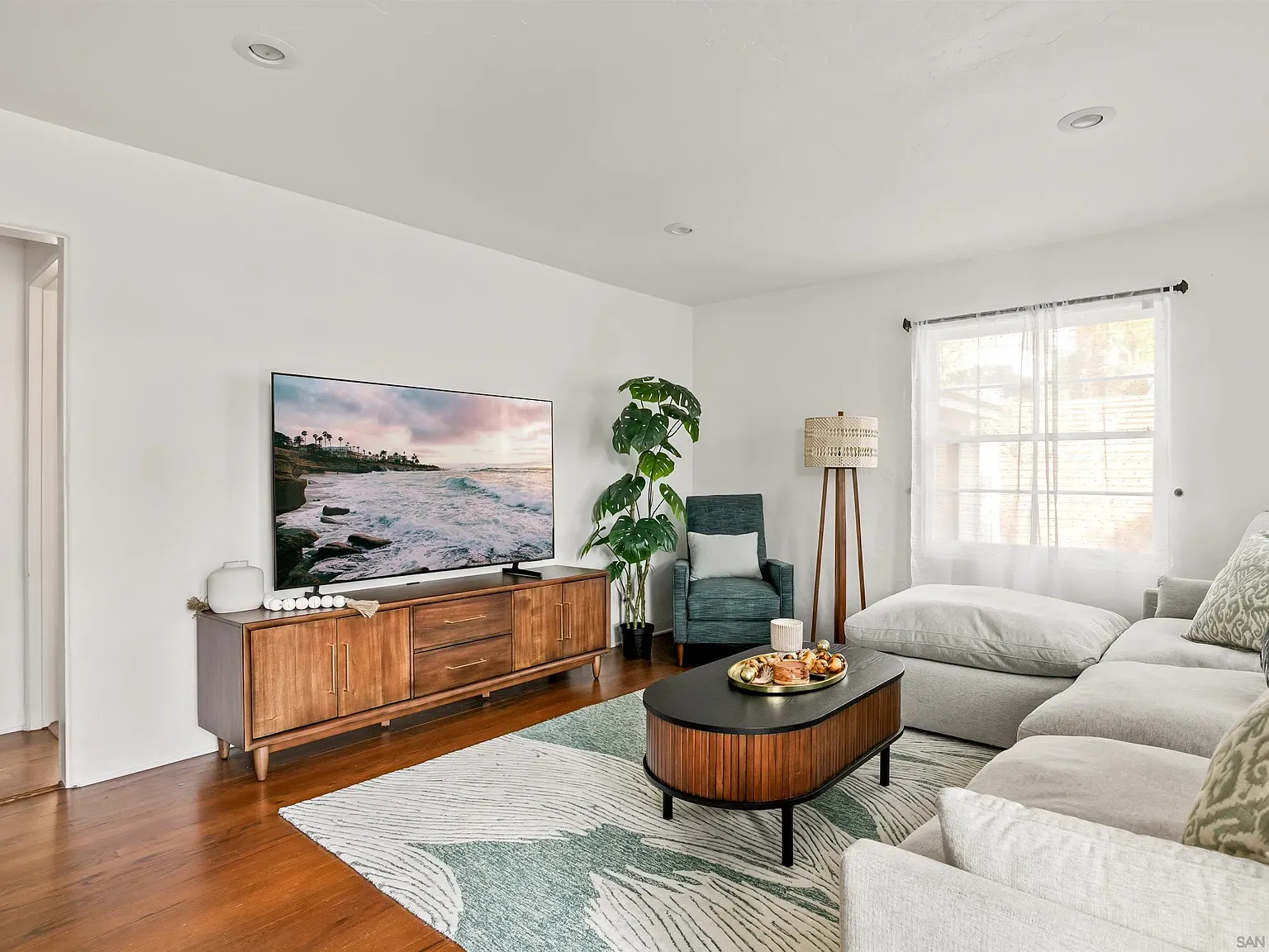 2 bed, 1.0 bath, 744 sqft, $7,900 — Photo 2