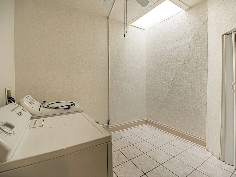 207 Midway Ave — Photo 23