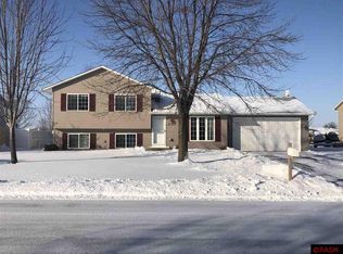 812 Heritage Trl, Belle Plaine, MN 56011