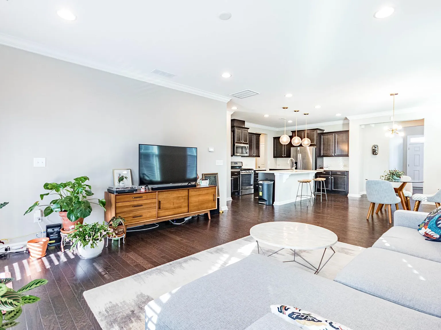 4 bed, 2310 sqft, $2,400 — Photo 4