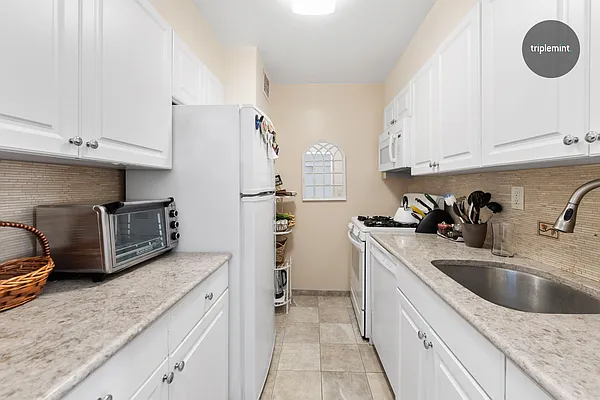 Sold by Triplemint | media 6