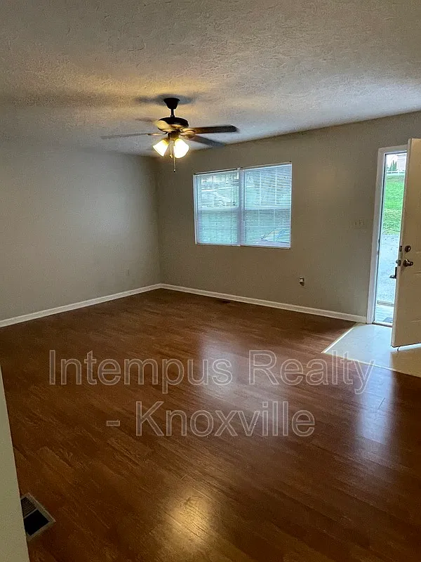 2 bed, 1.5 bath, 1092 sqft, $1,650 — Photo 3