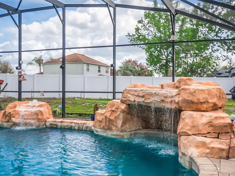 554 Bristol Cir — Photo 4