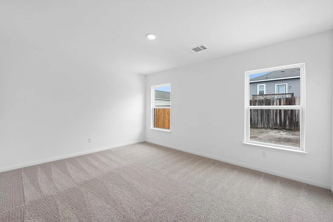 3 bed, 2.0 bath, 1305 sqft, $2,145 — Photo 3