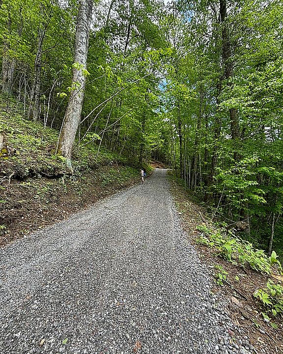 2nd image of 5 Hawks Ridge Dr