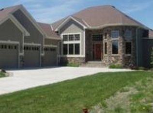 2058 Cottage Grove Dr, Woodbury, MN 55129