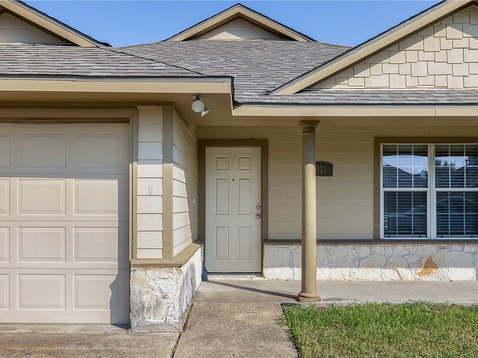 1st image of 921 Crested Point Dr