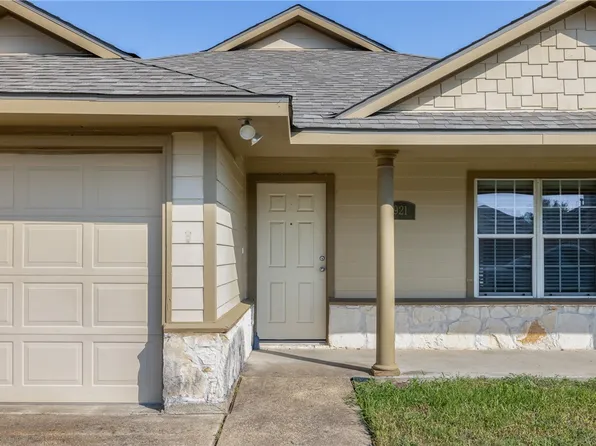 921 Crested Point Dr, College Station, TX 77845