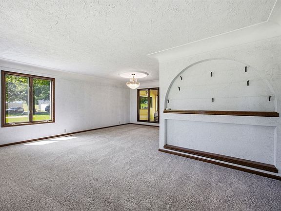 5th image of 400 E Southview Rd