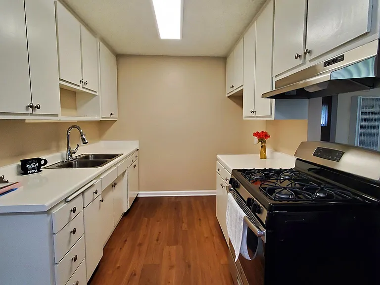 Tustin Garden Apartments — Photo 27