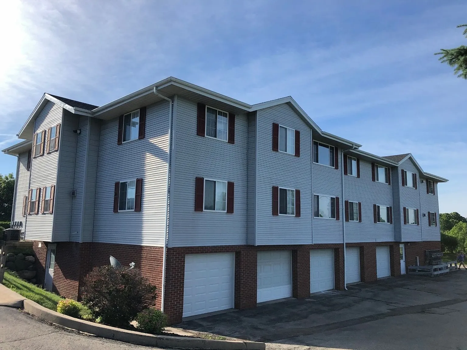 Riverbend East Apartments — Photo 3
