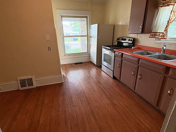 4th image of 209 2nd Ave SE