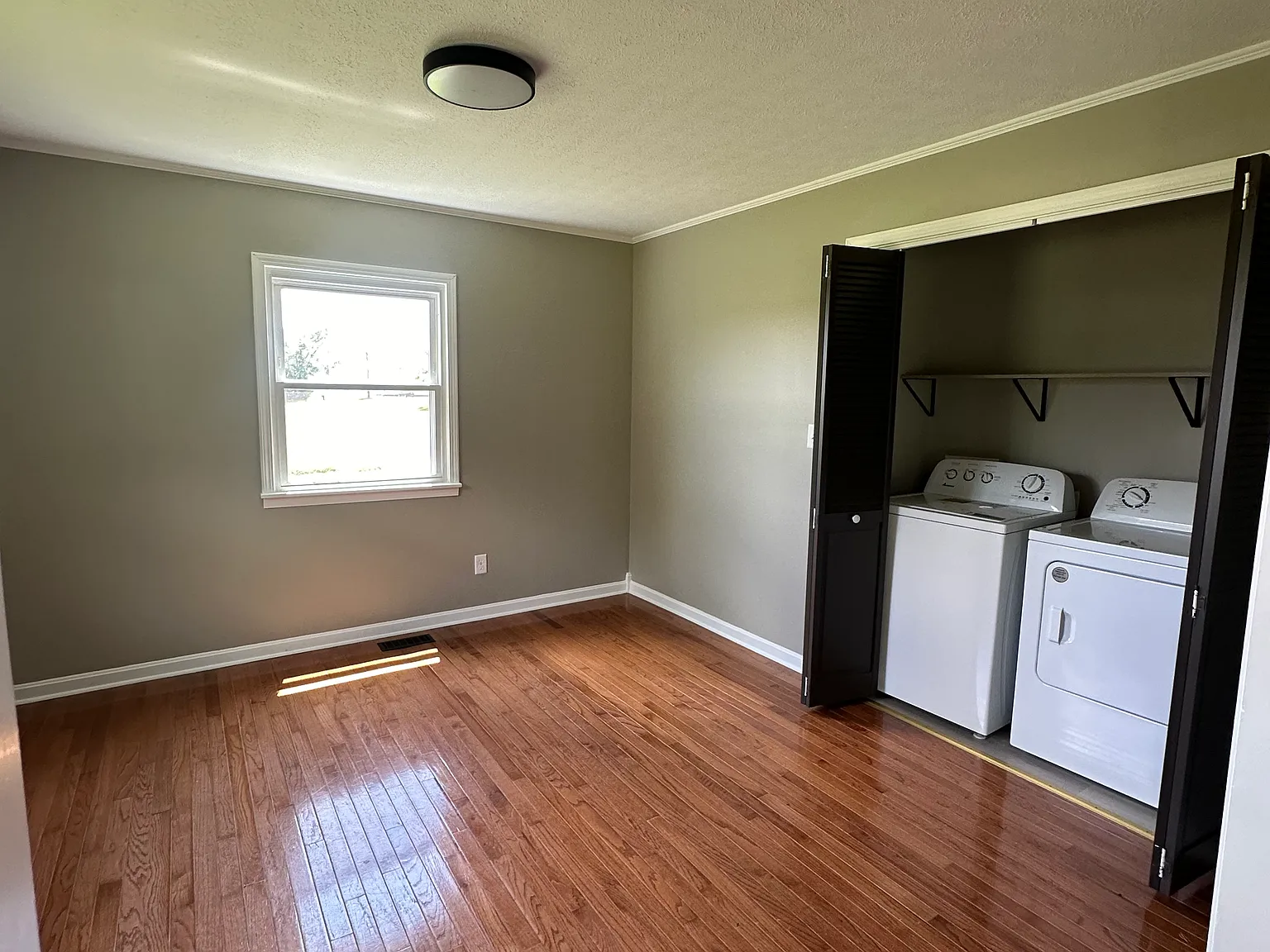 3 bed, 1.5 bath, 1300 sqft, $1,400 — Photo 4