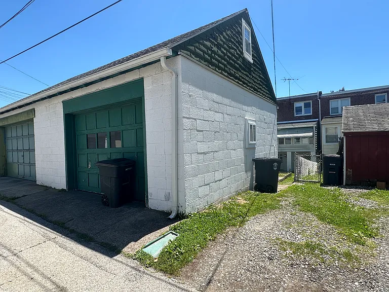 1230 E 12th St — Photo 22
