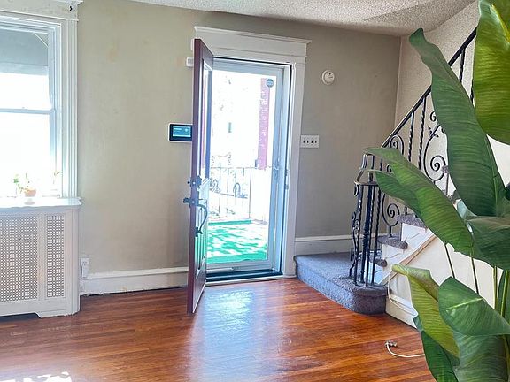 5th image of 1061 Edgemore Rd