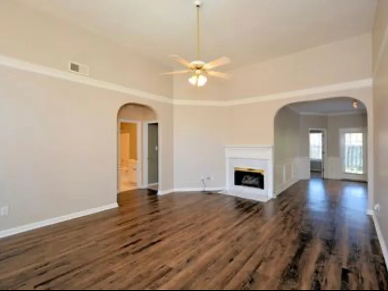 209 Lenox Ln — Photo 3