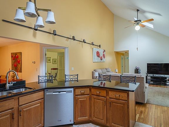 4th image of 45 Holly Ln