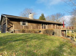 898 White Oaks Dr, Dixon, IL 61021